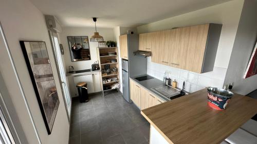 une cuisine avec un comptoir en bois dans une pièce dans l'établissement Appartement coeur toulousain avec 2 chambres, à Toulouse