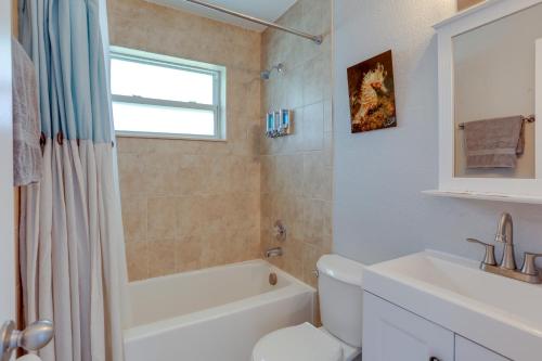 ein Badezimmer mit einer Badewanne, einem WC und einem Waschbecken in der Unterkunft Palm Beach Townhome 4 Mi to Juno Beach Park! in North Palm Beach