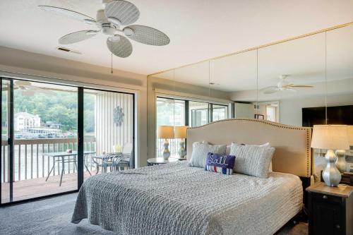 sypialnia z łóżkiem i balkonem w obiekcie Lakefront Osage Beach Condo with Community Pool w mieście Osage Beach