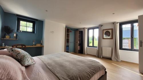 - une chambre avec des murs bleus, un lit et des fenêtres dans l'établissement Le Quai Huppé, voie 3, à Noyelles-sur-Mer