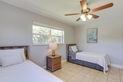 1 dormitorio con 2 camas y ventilador de techo en Pet-Friendly Palm Beach Pad - 1 Mi to the Ocean!, en North Palm Beach