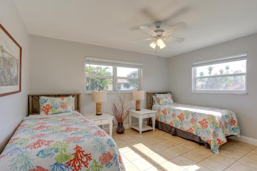 1 Schlafzimmer mit 2 Betten und einem Deckenventilator in der Unterkunft Coastal Townhome with Patio about 2 Mi to Beach! in North Palm Beach