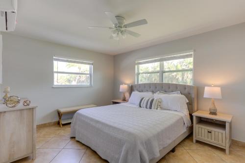 een slaapkamer met een bed en 2 ramen bij Stylish Updated Getaway 2 Mi to Swim and Shop! in North Palm Beach