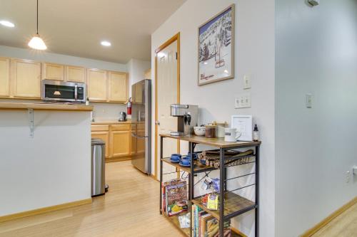Η κουζίνα ή μικρή κουζίνα στο Heart of Bozeman Townhome with Patio Near MSU