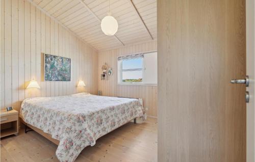 um quarto com uma cama e uma janela em Beautiful Home In Vinderup With House Sea View em Vinderup