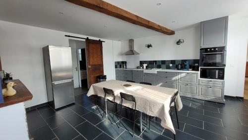 une cuisine avec une table et un chiffon de table blanc dans l'établissement Le Quai Huppé, voie 3, à Noyelles-sur-Mer