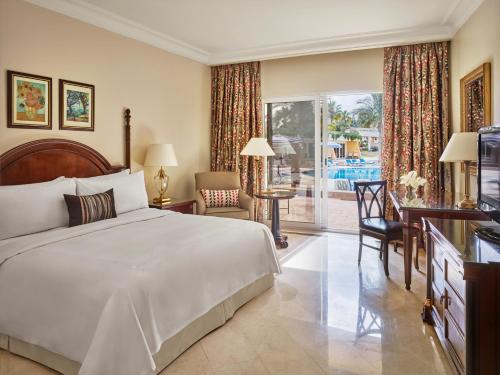Postel nebo postele na pokoji v ubytování JW Marriott Hotel Cairo