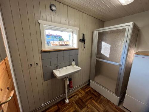 a bathroom with a sink and a shower at Eget boende i privat uthuslänga in Alingsås