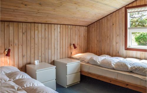 KlegodにあるStunning Home In Ringkbing With Kitchenのベッド2台 木製の壁の部屋