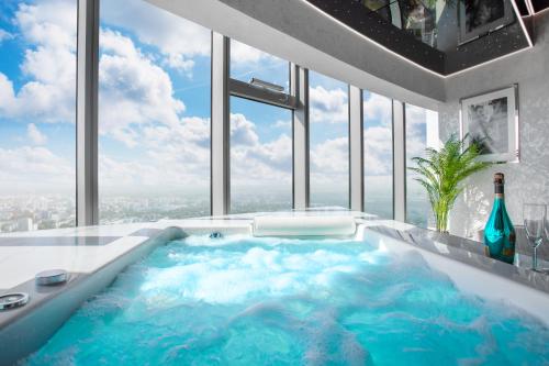 Bazén v ubytování Apartamenty Sky Tower z Jakuzzi Przy Oknie nebo v jeho okolí