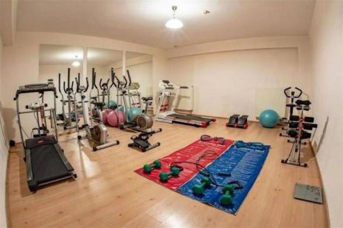 Sirin Residenceにあるフィットネスセンターまたはフィットネス設備