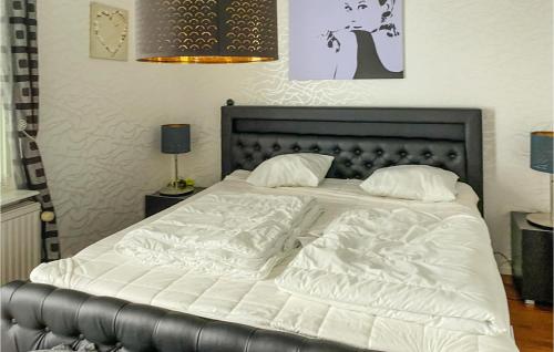 1 cama grande con sábanas y almohadas blancas en Nice Home In Hultsfred With Kitchen, en Hultsfred