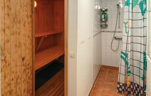 baño con ducha y armario de madera. en Nice Home In Hultsfred With Kitchen, en Hultsfred