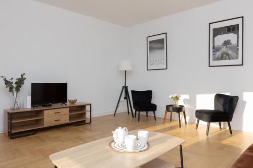 salon z telewizorem i stolikiem kawowym w obiekcie Ursus Spacious Two-bedroom Apartment by Renters w Warszawie