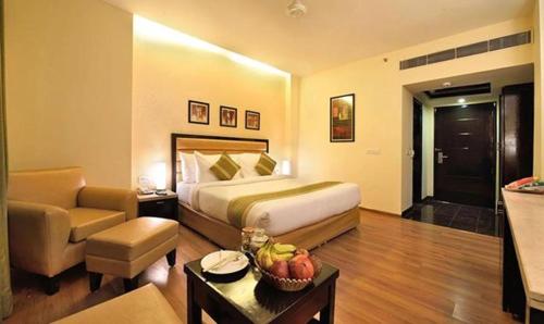 Habitación de hotel con cama y sofá en FabHotel Prime The Western, en Nueva Delhi
