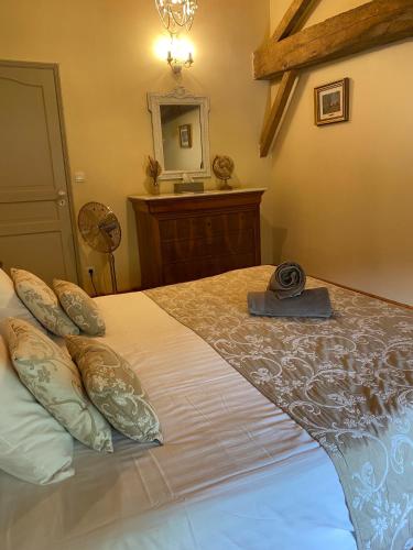 a bedroom with a bed with a clock on it at Maison d'Emmannaelle in Auros