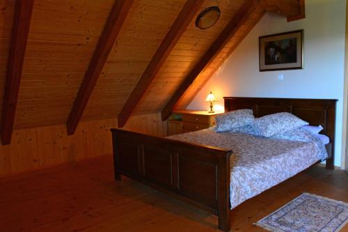 ein Schlafzimmer mit einem großen Bett im Dachgeschoss in der Unterkunft Vila Brloska in Kamanje