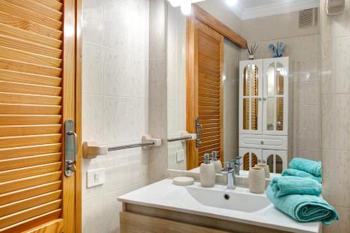 La salle de bains est pourvue d'un lavabo et d'un miroir. dans l'établissement Casita acogedora frente al mar, à El Pris