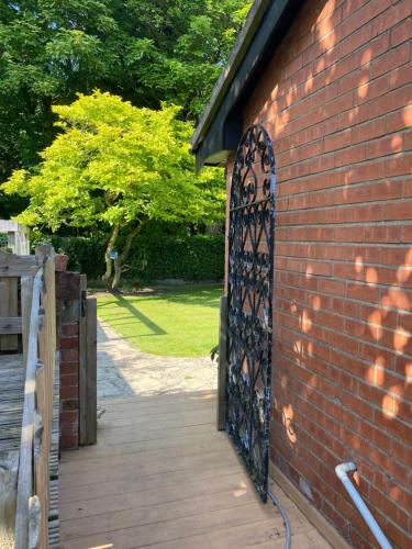 Aed väljaspool majutusasutust Leafy lodge in Lytham