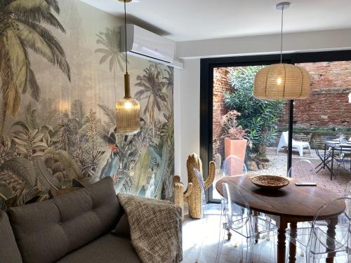 un salon avec un canapé et une table dans l'établissement L'improbable rendez-vous, à Montauban