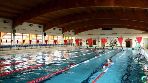 un grupo de personas en una piscina en Hotel Maraton, en Szamotuły