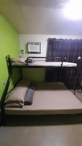 伊洛伊洛的住宿－Dion's Place，客房设有两张双层床和微波炉。
