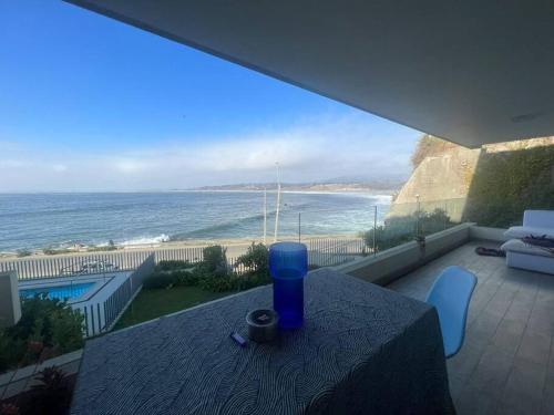 a table with a view of the ocean from a balcony at Junto al mar Concon in Concón