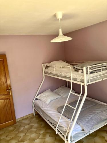 - une chambre avec deux lits superposés et un plafond dans l'établissement Villa T3, à Nans-les-Pins