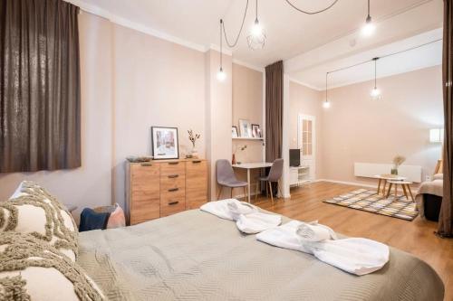 une chambre avec un lit avec des serviettes dessus dans l'établissement Top Centre 1 Bedroom Apt next to Vitosha Blvd., à Sofia