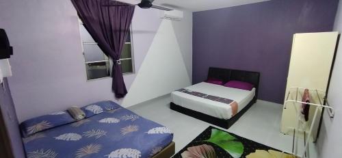 ein kleines Zimmer mit 2 Betten und einem Fenster in der Unterkunft Homestay Abi in Kota Bharu