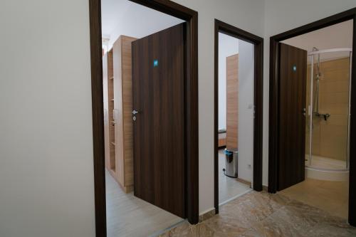 un bagno con due porte e uno specchio di Collegium Varadinum a Oradea