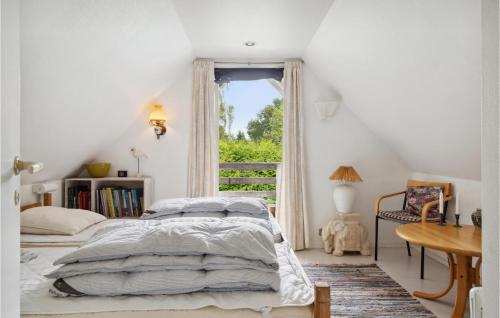 KlintにあるAmazing Home In Nykbing Sj With 3 Bedrooms And Wifiの白いベッドルーム(ベッド1台、窓付)