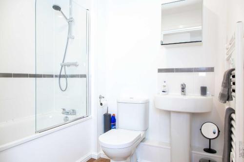 ein Bad mit einer Dusche, einem WC und einem Waschbecken in der Unterkunft Executive 2 Bed Apartment with Free Parking by Amazing Spaces Relocations Ltd in Warrington
