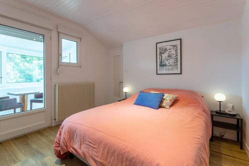 a bedroom with a bed and a large window at Appartement Calme Campagne Piscine in Clohars-Fouesnant