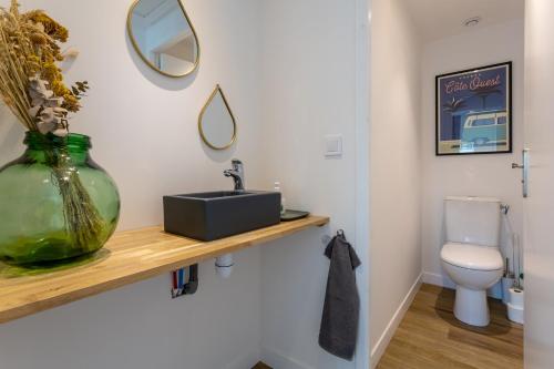 a bathroom with a sink and a toilet at Appartement Calme Campagne Piscine in Clohars-Fouesnant