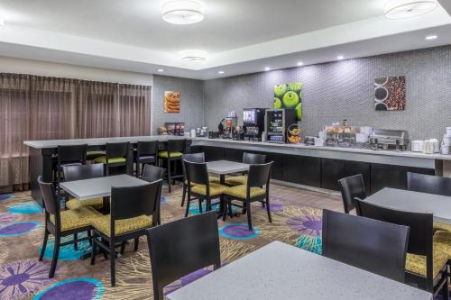 a restaurant with tables and chairs and a counter at La Quinta by Wyndham New Braunfels in New Braunfels