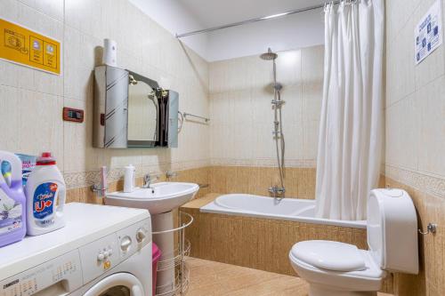 uma casa de banho com um lavatório, um WC e uma banheira em Hostel Nena Semi em Tirana