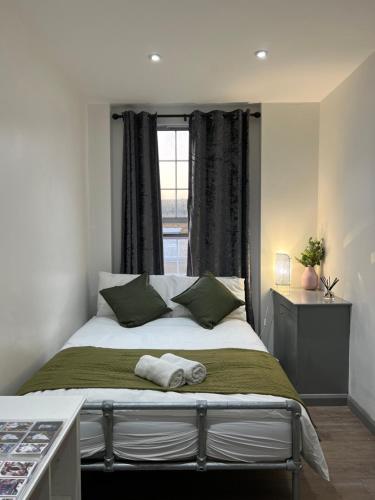 een slaapkamer met een groot bed en een raam bij 3 Bedroom Flat in King’s Cross, St Pancras’s. 2 minutes to Euston. in Londen