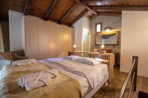 1 dormitorio con 2 camas en una habitación con techos de madera en Forest Lodge en Sinevrón