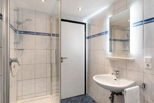 een badkamer met een wastafel en een douche bij Marliese in Bad Peterstal-Griesbach