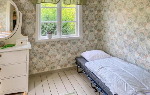 Dormitorio pequeño con cama y espejo en 4 Bedroom Beautiful Home In Vimmerby, en Vimmerby