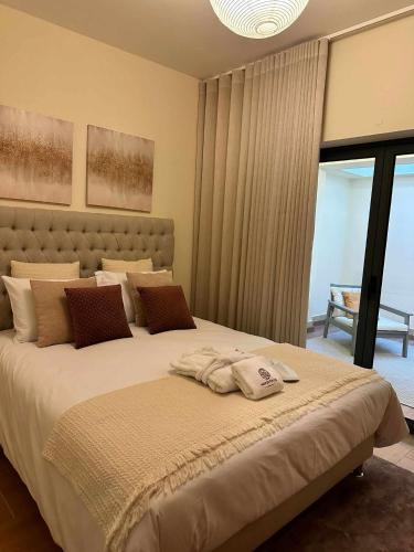 a bedroom with a large bed with a large window at Mar de Fulles in Buarcos