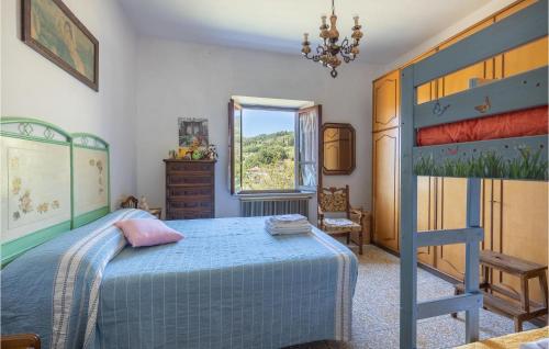una camera con letto e finestra di Beautiful Home In Pieve San Lorenzo With Wifi a Pugliano