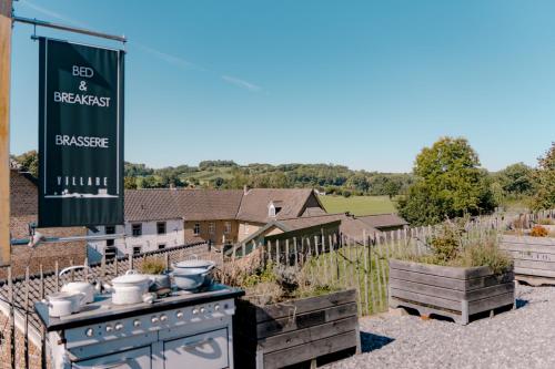 a sign that reads be a breakfast in a garden at B&B Brasserie Villare in Wijlre