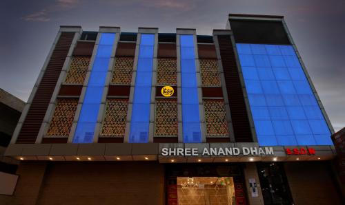 een gebouw met een bord aan de voorkant bij Itsy By Treebo - Shree Anand Dham, Vrindavan in Vrindāvan