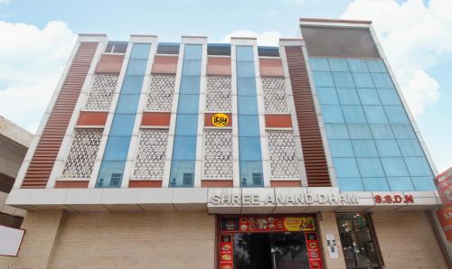 een gebouw met een bord aan de voorkant bij Itsy By Treebo - Shree Anand Dham, Vrindavan in Vrindāvan