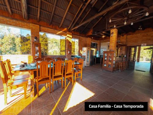 - une salle à manger avec une table et des chaises en bois dans l'établissement Recanto Vera Lucia, à Santo Amaro da Imperatriz
