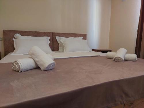 Ένα ή περισσότερα κρεβάτια σε δωμάτιο στο New Cozy Hotel In Old Tbilisi