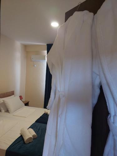 Ένα ή περισσότερα κρεβάτια σε δωμάτιο στο New Cozy Hotel In Old Tbilisi