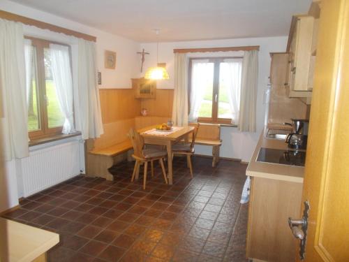 une cuisine avec une table et une salle à manger dans l'établissement Landhaus Köckbrunn, à Bad Aibling